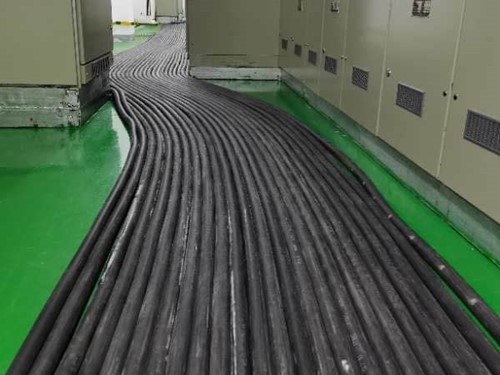 黔西如何根据理论计算公式计算温度对特定电压测量结果的影响？